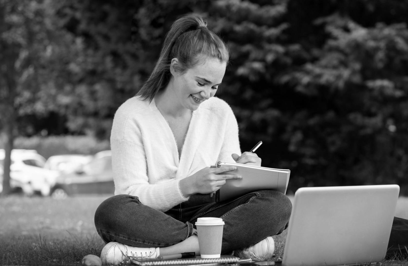 Sesión práctica de planificación financiera con documentos y calculadora